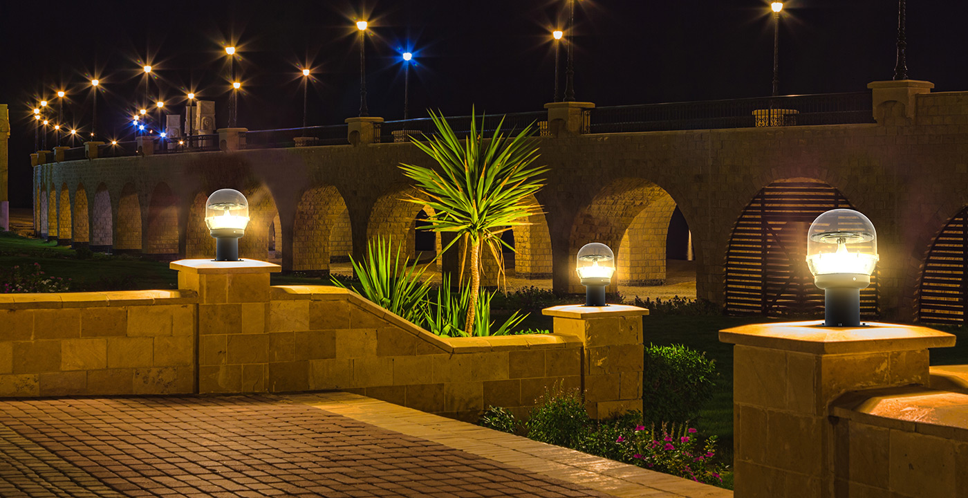 智能太阳能柱头灯广场安装