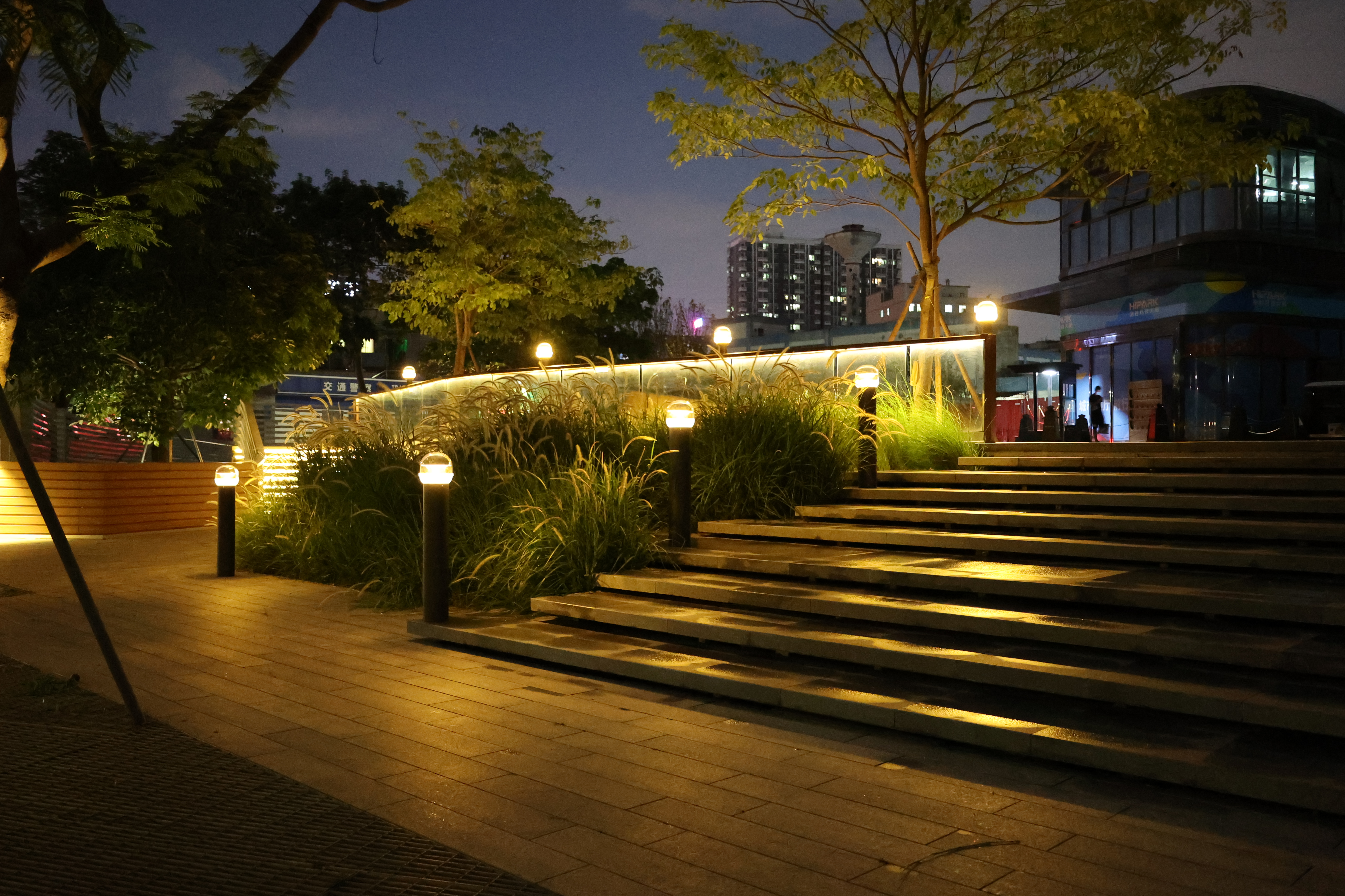 太阳能景观灯自身具有较高的观赏性