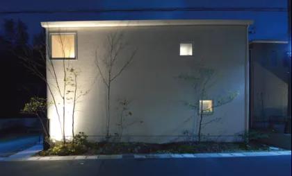 巧用射灯打造整洁的户外景观