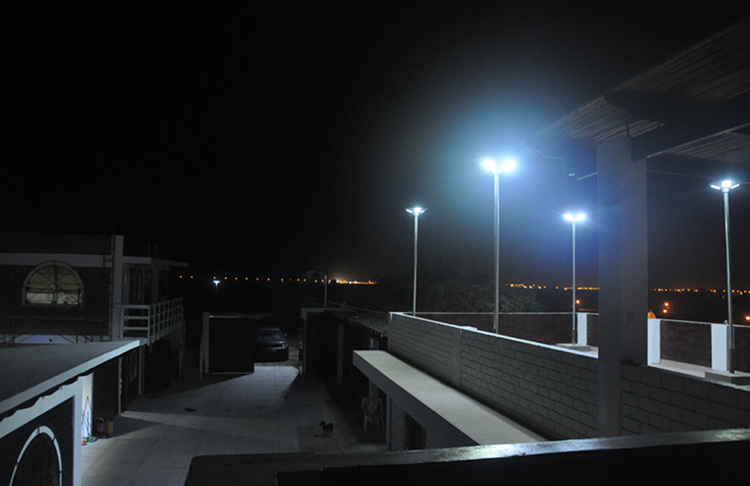 更换太阳能景观灯的电池板