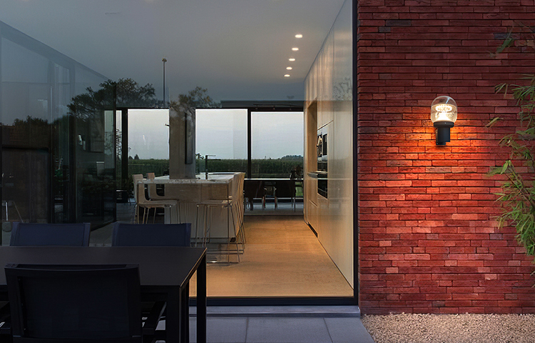 太阳能庭院灯的安全性要好很多