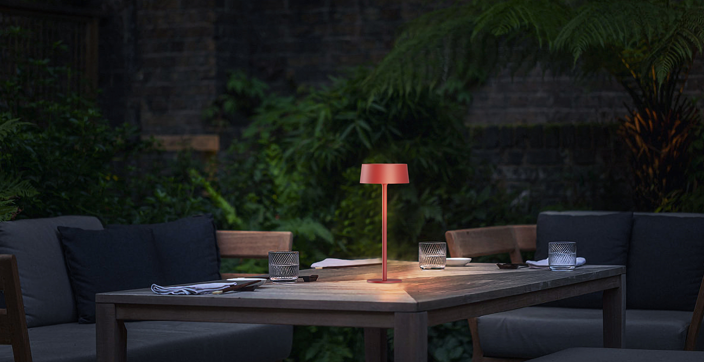 太阳能智能照明语音灯DTL-02红色庭院应用案例